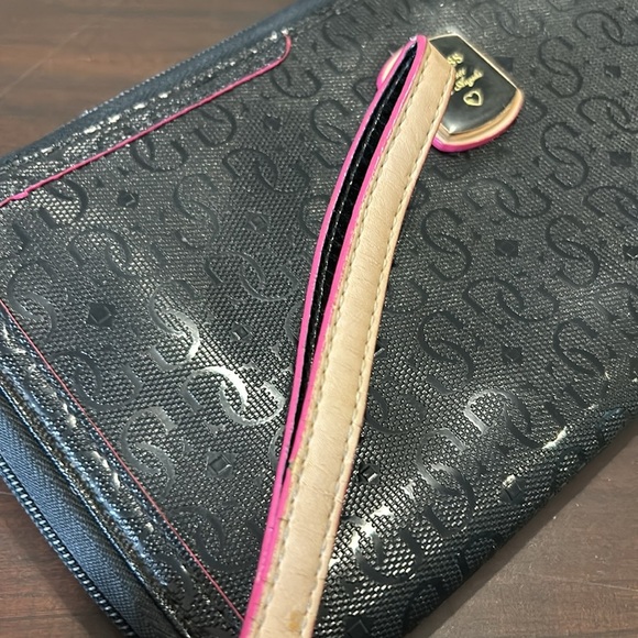 Guess Passport & Credit Card Holder Zip Around Black Wallet - Picture 9 of 16